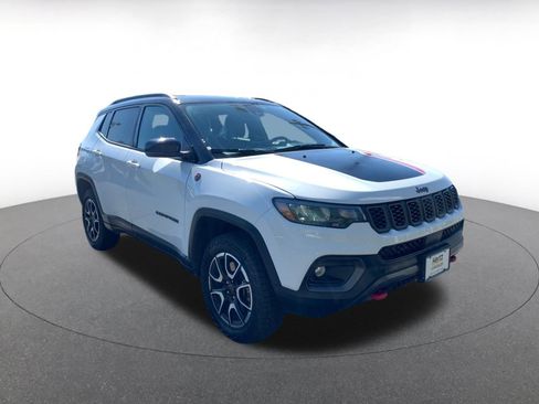 Used 2025 Jeep Compass Trailhawk image 1