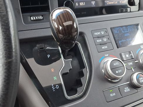 Used 2017 Toyota Sienna XLE Premium FWD image 17