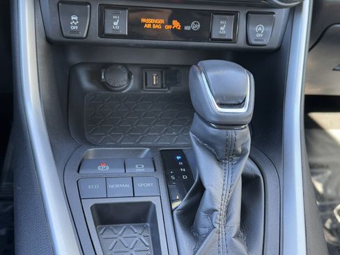 Used 2022 Toyota RAV4 XLE Premium image 24