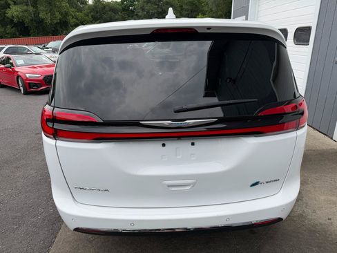 Used 2022 Chrysler Pacifica Touring-L FWD image 5