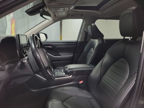 Used 2022 Toyota Highlander XLE AWD/4WD image 12