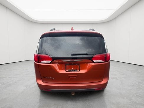 Used 2018 Chrysler Pacifica Touring-L Plus FWD image 5