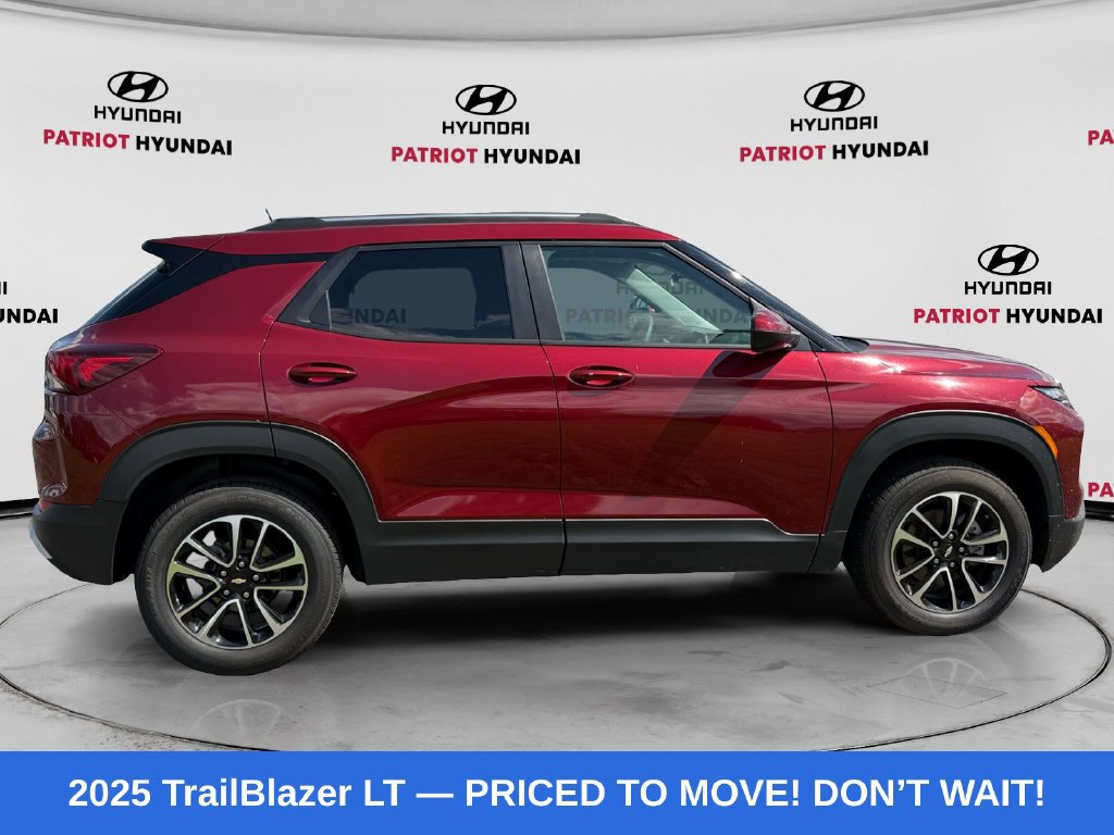 Used 2025 Chevrolet TrailBlazer LT AWD/4WD image 2