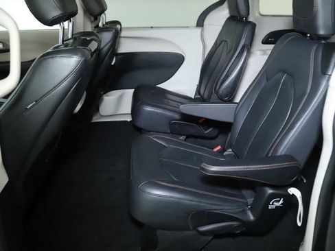 Used 2017 Chrysler Pacifica Touring-L Plus w/ Tire & Wheel Group FWD image 13
