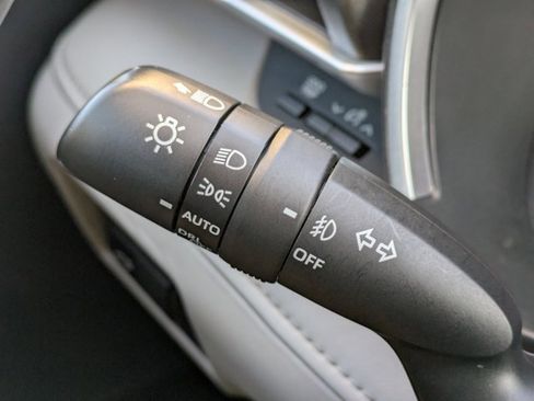 Used 2020 Toyota Highlander XLE image 30