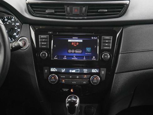Used 2018 Nissan Rogue SV AWD/4WD image 15