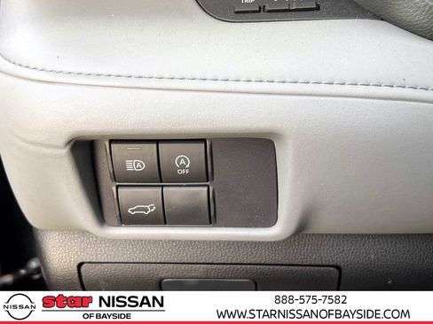 Used 2023 Toyota Highlander LE AWD/4WD image 17
