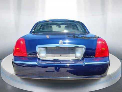 Used 2011 Lincoln Town Car Signature Limited RWD image 4
