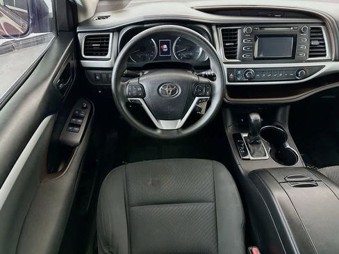 Used 2018 Toyota Highlander LE w/ Carpet Mat Package (TMS) AWD/4WD image 10