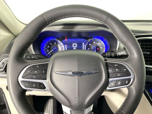 Used 2024 Chrysler Pacifica Touring-L image 20