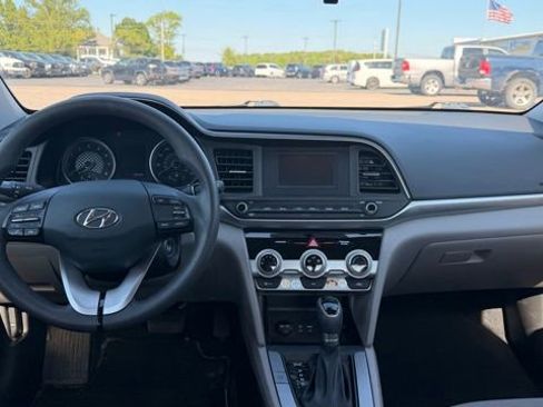 Used 2019 Hyundai Elantra SE FWD image 15