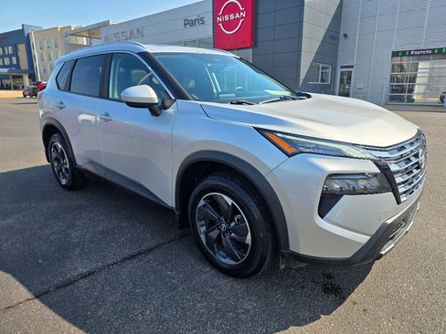 Used 2024 Nissan Rogue SV w/ SV Premium Package image 1