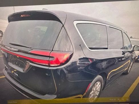 Used 2025 Chrysler Pacifica Select FWD image 4