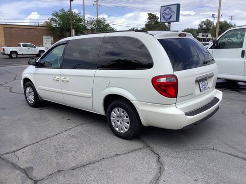 Used 2006 Chrysler Town & Country LX w/ Popular Equipment Group II FWD image 11