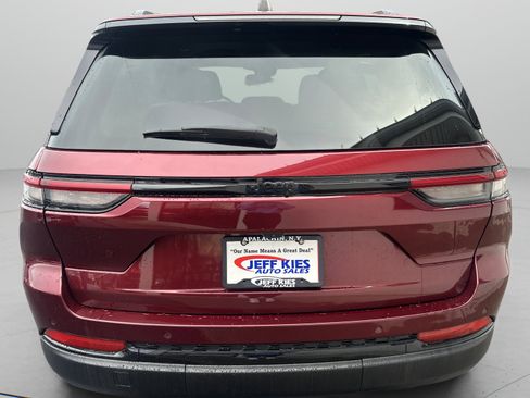 Used 2023 Jeep Grand Cherokee Altitude image 5