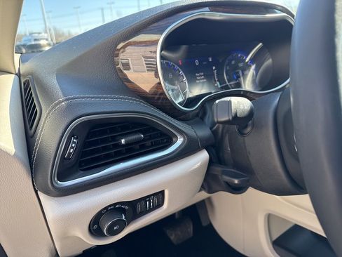 Used 2023 Chrysler Pacifica Limited FWD image 24