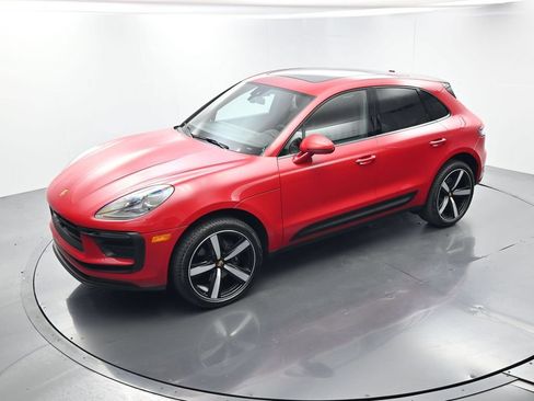 Certified 2025 Porsche Macan AWD/4WD image 33