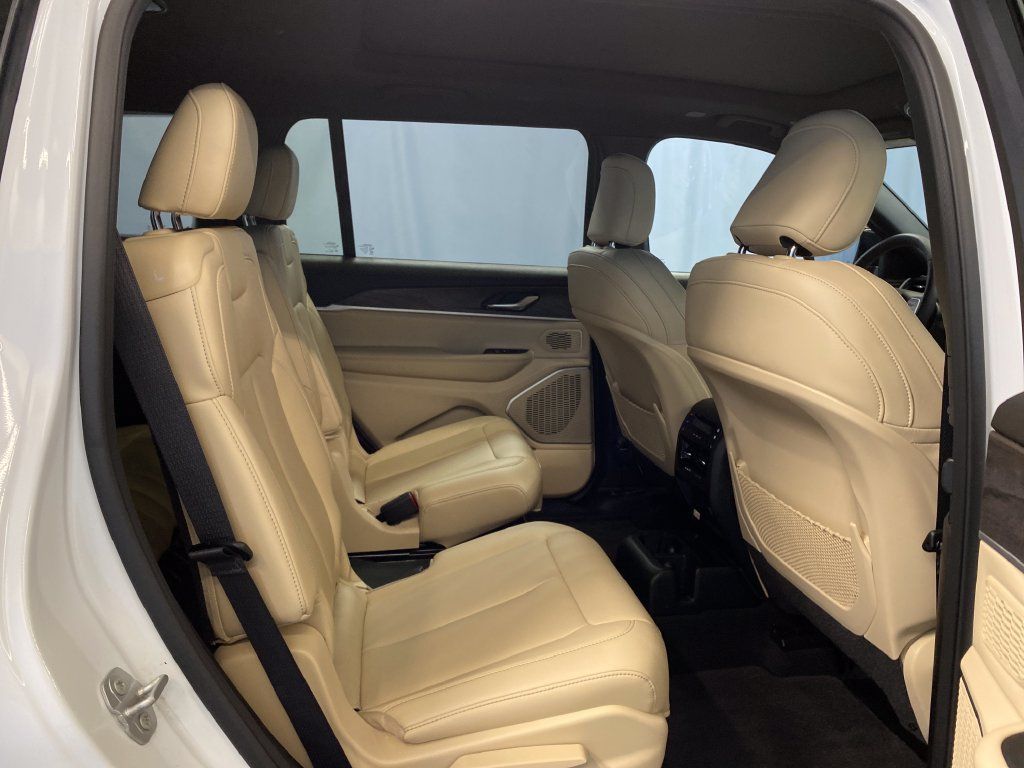 Certified 2025 Jeep Grand Cherokee L Limited w/ Black Appearance Package AWD/4WD image 38
