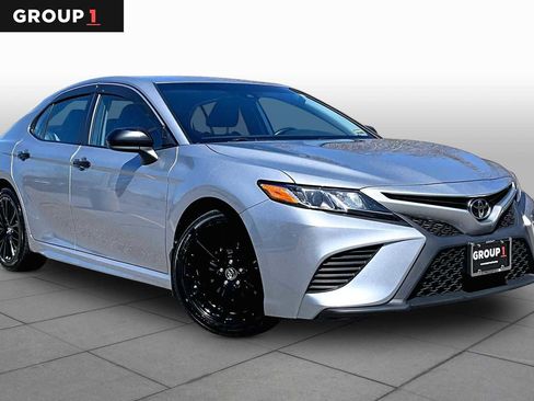 Used 2019 Toyota Camry SE image 3