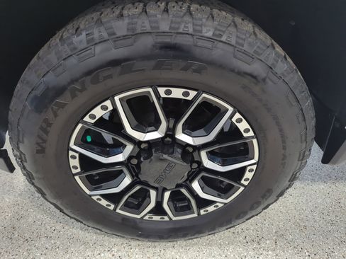 Used 2024 GMC Sierra 2500 AT4 w/ Technology Package image 9