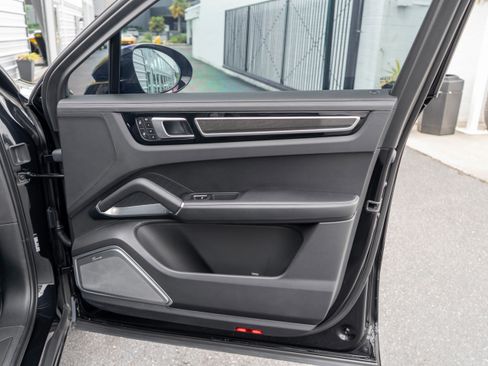 Used 2022 Porsche Cayenne Turbo S AWD/4WD image 25