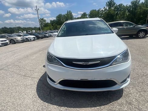 Used 2018 Chrysler Pacifica Touring-L Plus FWD image 3