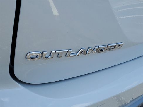 New 2025 Mitsubishi Outlander SE image 27