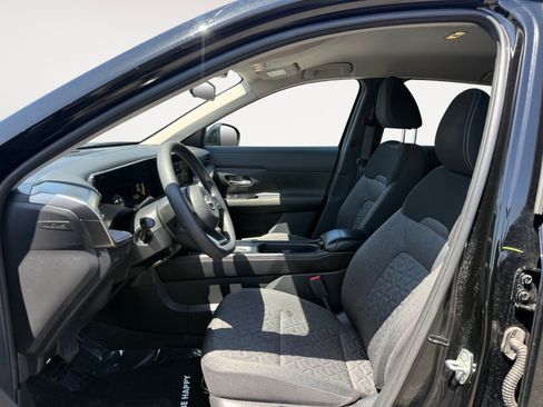 Used 2025 Nissan Kicks SV AWD/4WD image 11