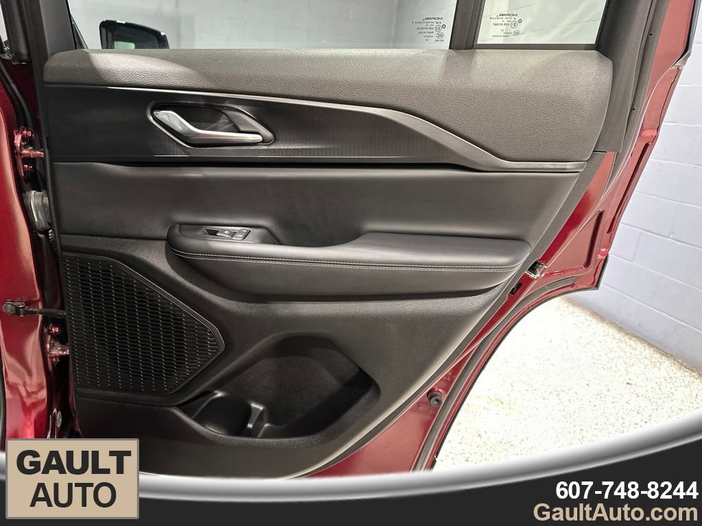 Used 2025 Jeep Grand Cherokee Altitude AWD/4WD image 18