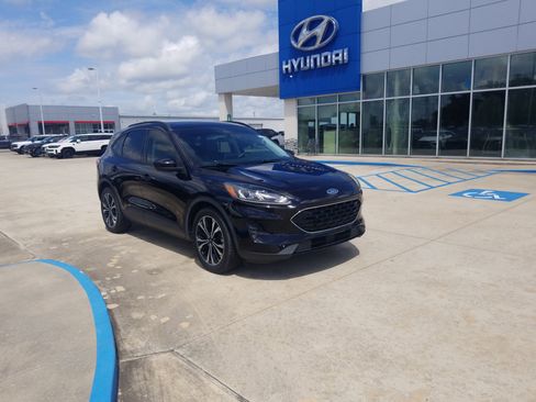 Used 2021 Ford Escape SE w/ SE Sport Appearance Package FWD image 1