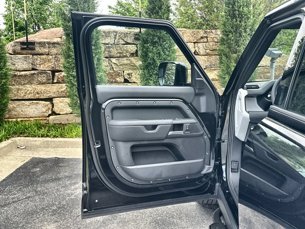 Certified 2025 Land Rover Defender 130 X-Dynamic SE AWD/4WD image 17