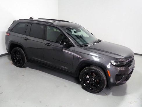 Used 2025 Jeep Grand Cherokee Altitude RWD image 11