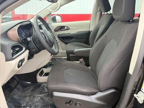 Used 2023 Chrysler Voyager LX FWD image 22
