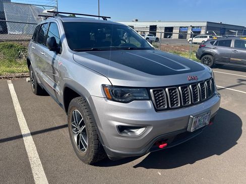 Used 2017 Jeep Grand Cherokee Trailhawk w/ Trailhawk Luxury Group AWD/4WD image 4