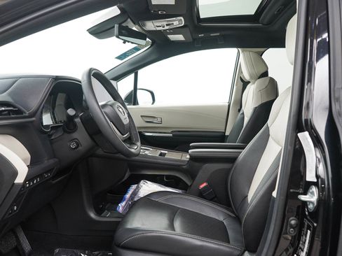 Used 2025 Toyota Sienna AWD image 27