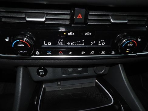 Used 2024 Nissan Rogue SL w/ SL Premium Package FWD image 25