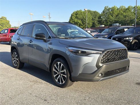 Used 2025 Toyota Corolla Cross XLE FWD image 3