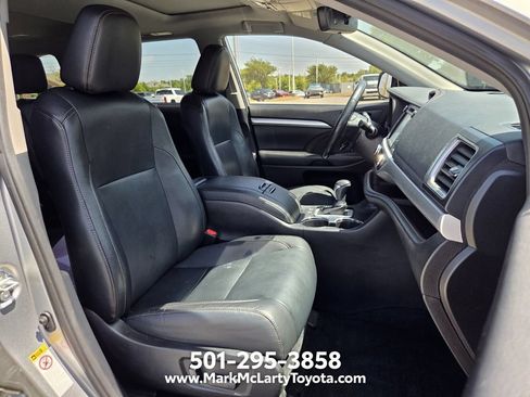 Used 2019 Toyota Highlander XLE AWD/4WD image 23