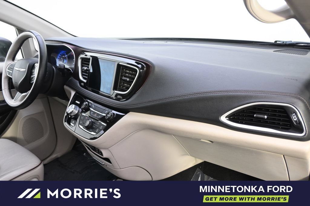 Used 2017 Chrysler Pacifica Limited FWD image 14