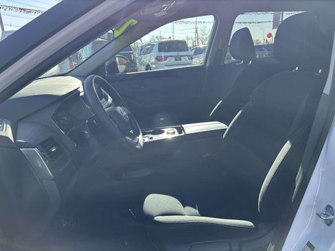 Used 2025 Nissan Rogue S image 16