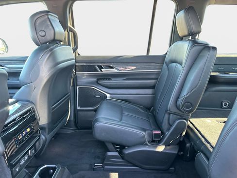 Used 2022 Jeep Wagoneer Series III w/ Flexible Seating Group image 15