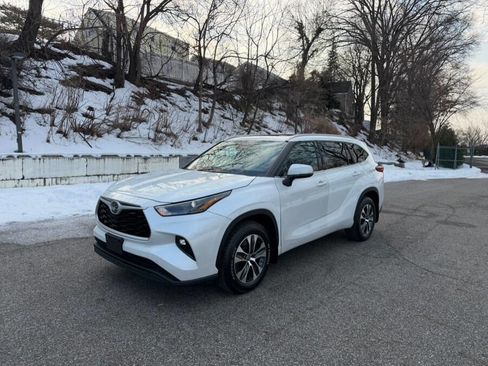 Used 2022 Toyota Highlander XLE image 4
