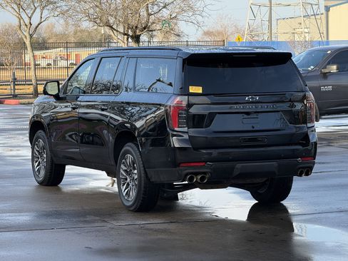 Used 2025 Chevrolet Suburban Z71 image 12
