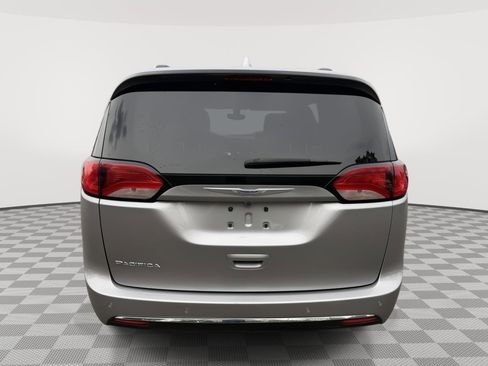 Used 2018 Chrysler Pacifica Touring-L FWD image 8