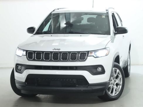 Used 2024 Jeep Compass Latitude AWD/4WD image 3