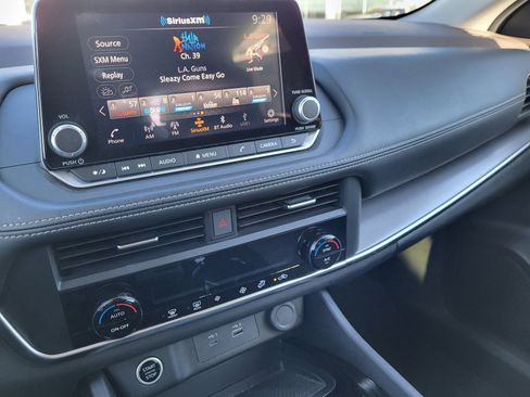 Used 2023 Nissan Rogue SV image 11