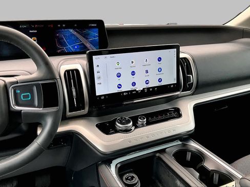 Certified 2025 Ford Expedition Active AWD/4WD image 9