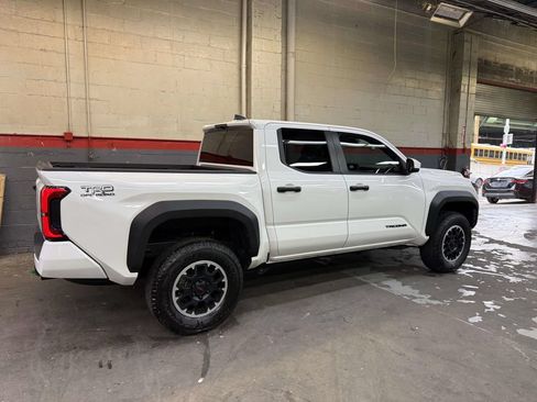 Used 2024 Toyota Tacoma TRD Off-Road AWD/4WD image 17