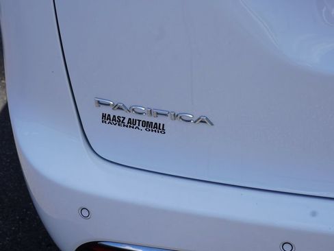 Used 2024 Chrysler Pacifica Touring-L FWD image 7