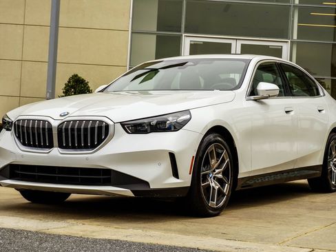 Used 2026 BMW 530i xDrive w/ Premium Package AWD/4WD image 8